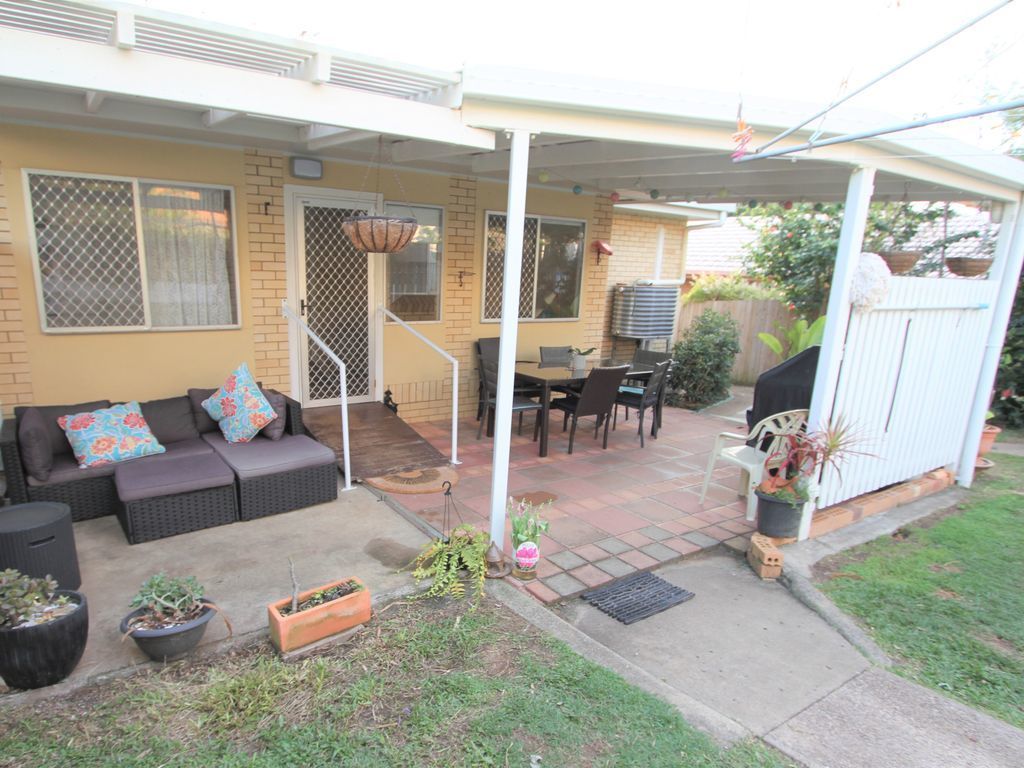 Moffat Beach House 3 Minute Walk: Cafes, Brewery, Park, Beach, Pool, A/c, Pets!