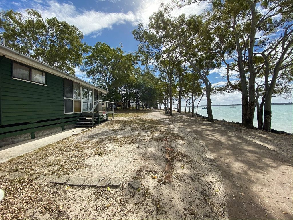 Stafford Hall - Burrum Heads- Riverfront- 3br- Great Views