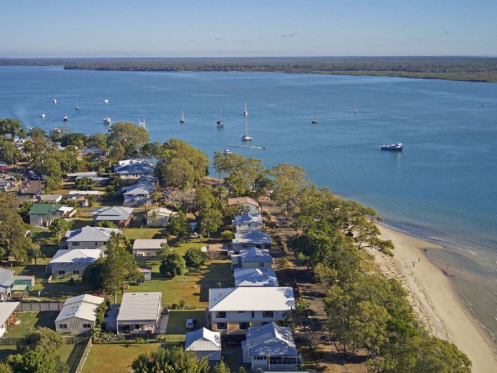 The Perfect Spot - Burrum Heads- Beachfront - 4 BR - Large Yard