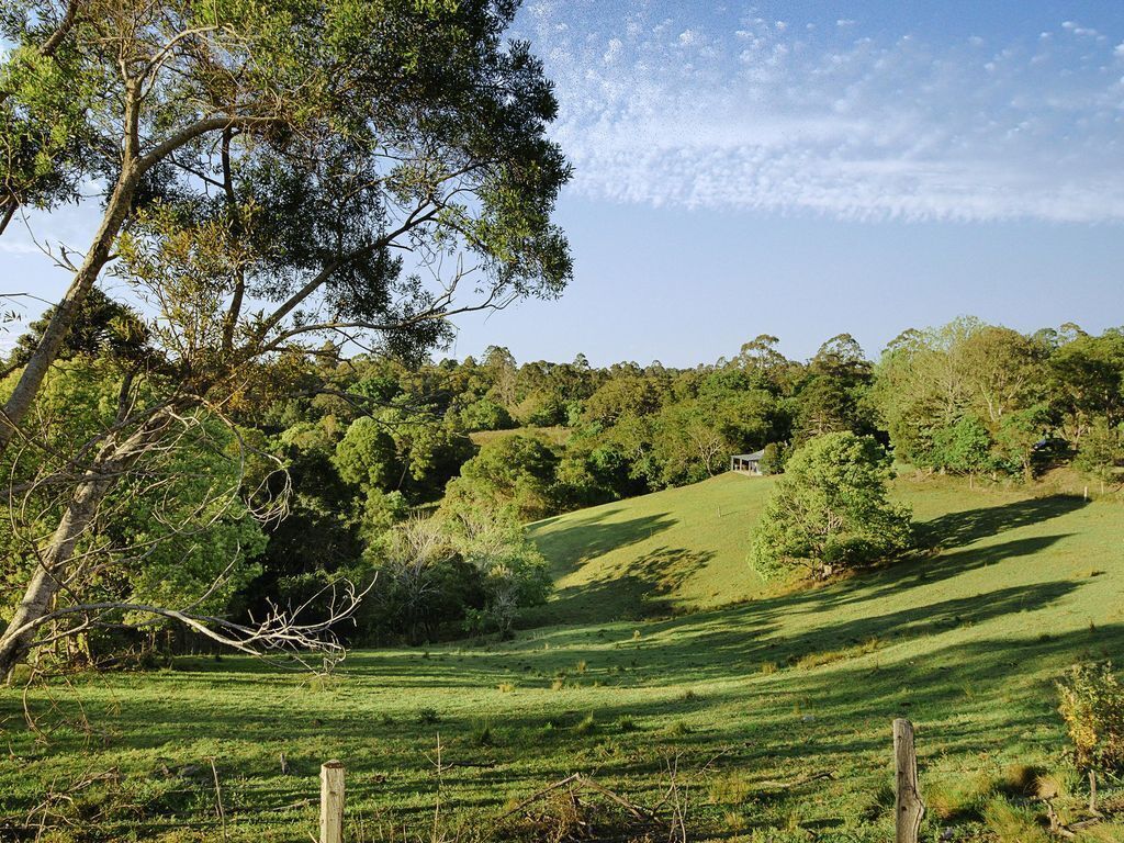 Maleny Holiday House - 4 Bedroom House - 4 Bedroom Self Contained House With 3 Queen Beds Plus 2 Single Beds, Indoor Fire Place, Outdoor Fire pit Plus Private Swimming Pool