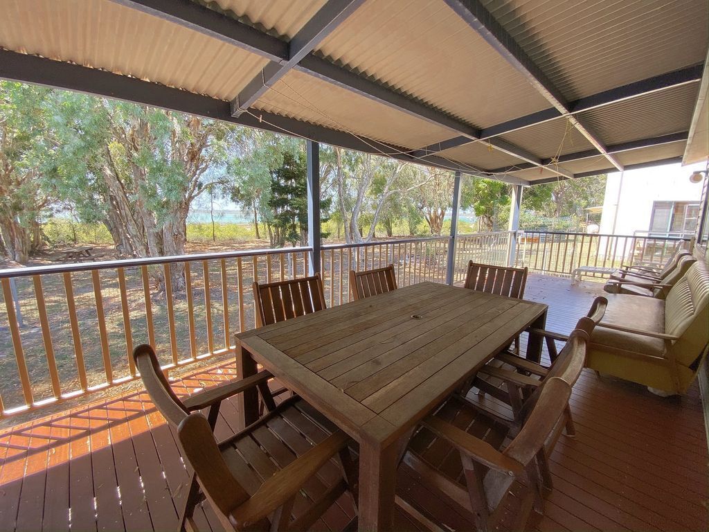 On The Bank – Burrum Heads- Riverfront- 3br- Aircon