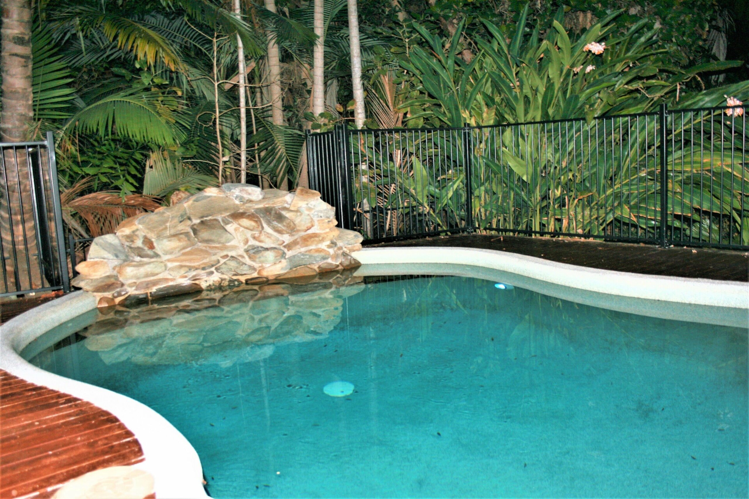 Atoll Close, 4 bedrooms, free WiFi, Private Pool, walk to beach, Foxtel