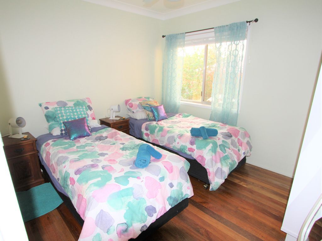 Moffat Beach House 3 Minute Walk: Cafes, Brewery, Park, Beach, Pool, A/c, Pets!