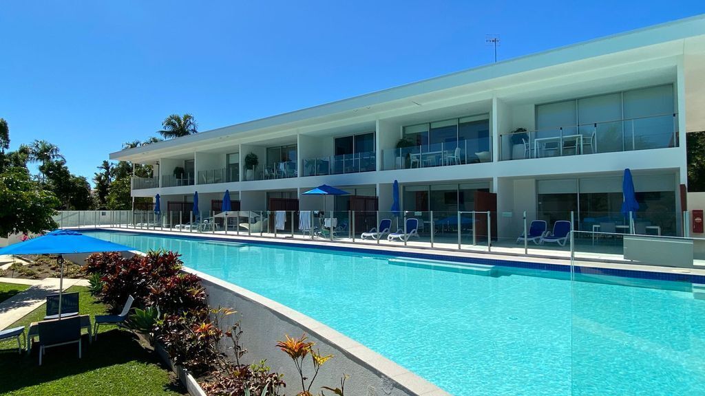 Port Douglas Gem Overlooking one of Port's Largest Swimming Pools