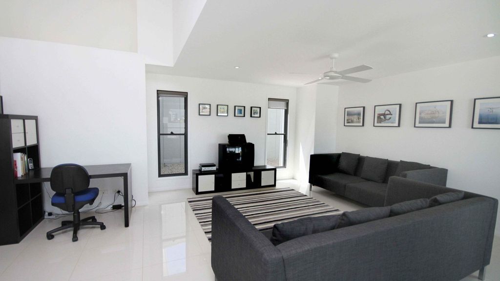 Sands Beach House B - Beachside Getaway, Wifi, Linen, Enclosed Garden