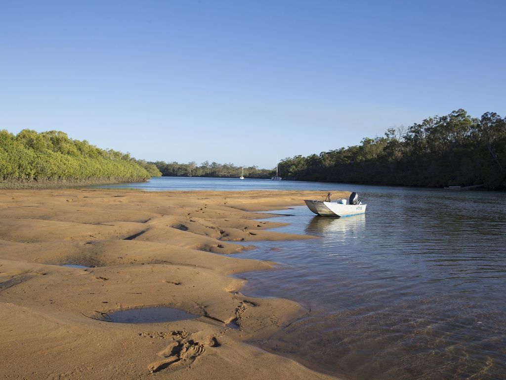 Burrum River Boat House - Pacific Haven- Riverfront - 2BR