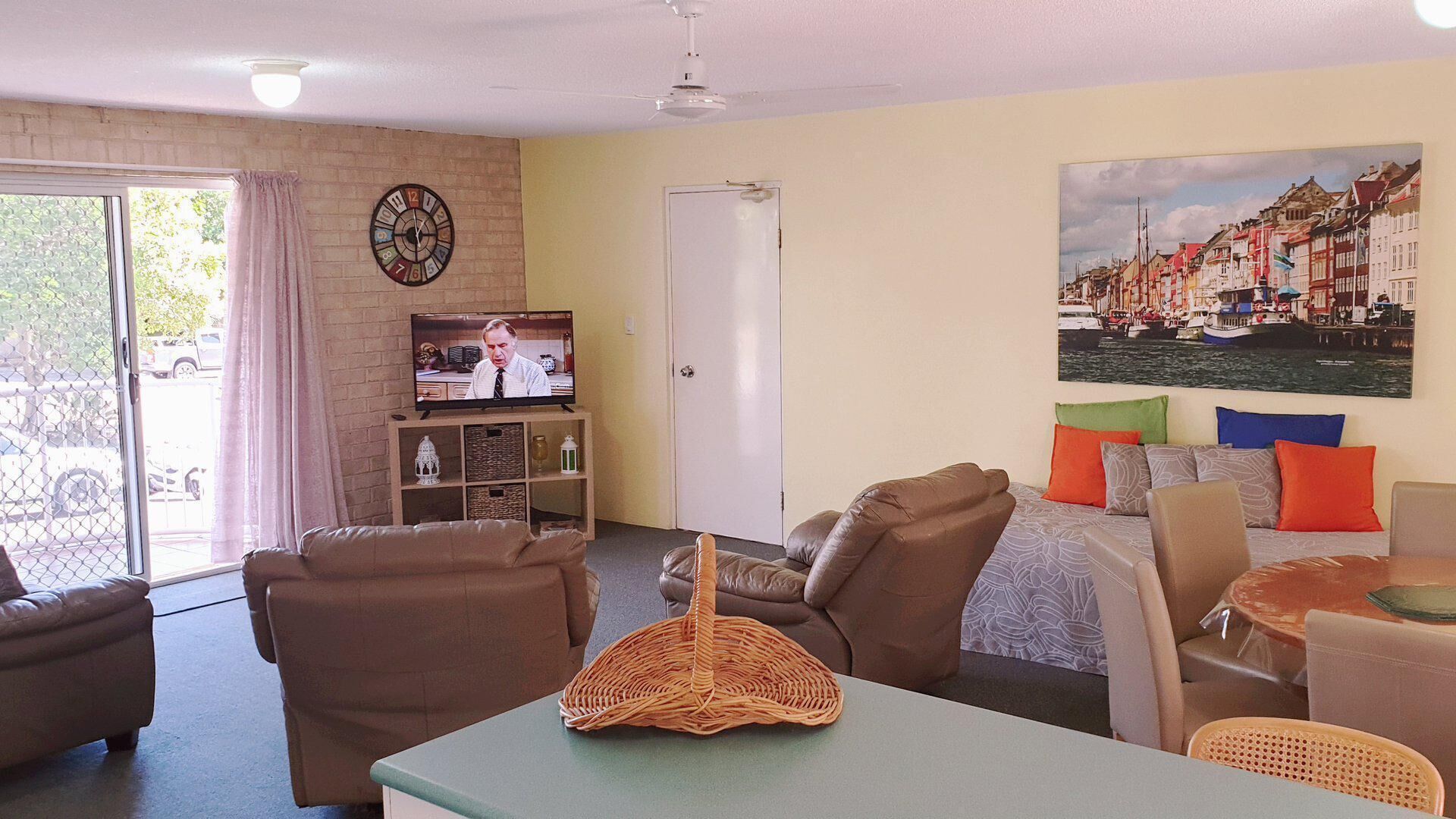 Beachside 2 - Three Bedroom Budget Unit With Wifi Only One Street Away From the Beach!