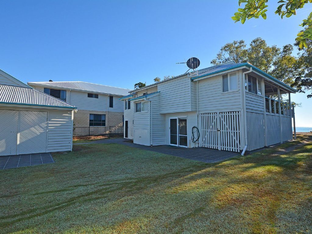 The Perfect Spot - Burrum Heads- Beachfront - 4 BR - Large Yard