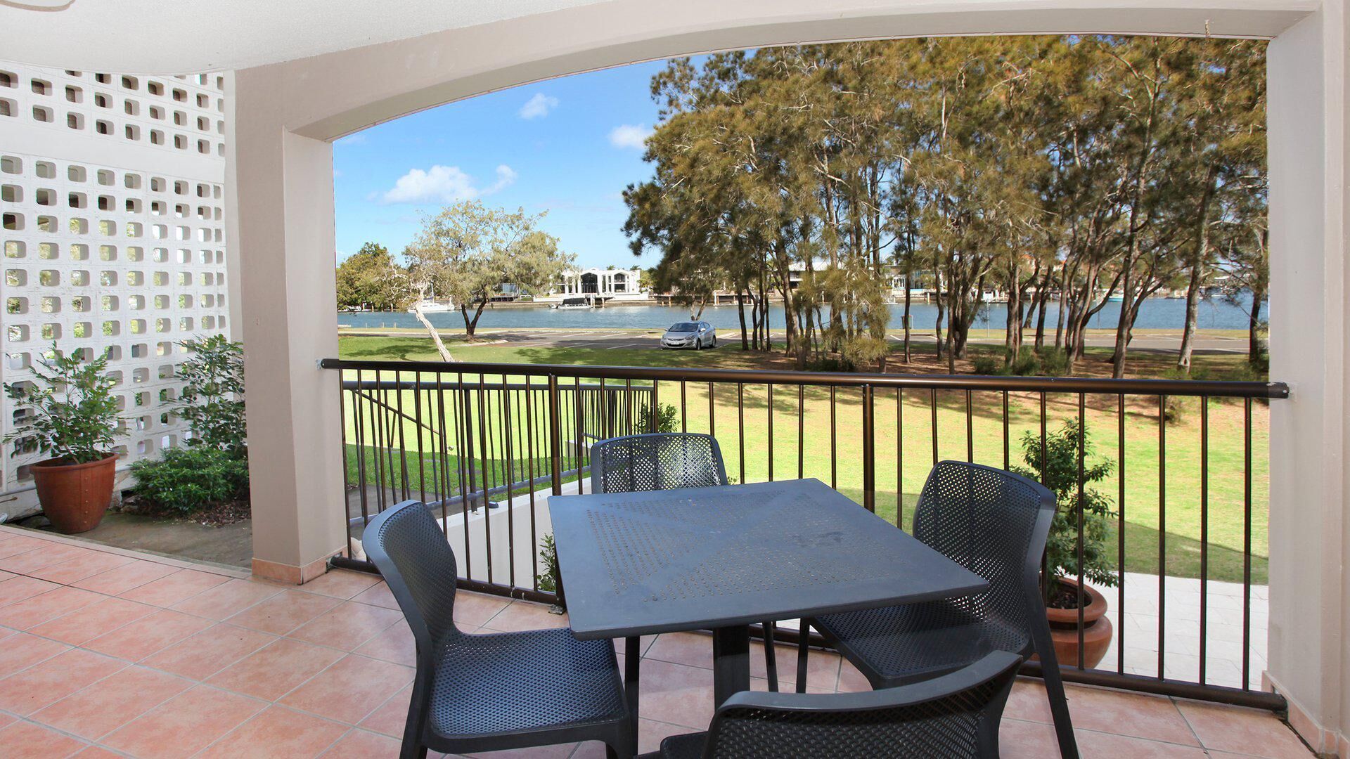 Beachport 14 - Newly Renovated 2 Bedroom Apartment on Parkyn Parade with Aircon!
