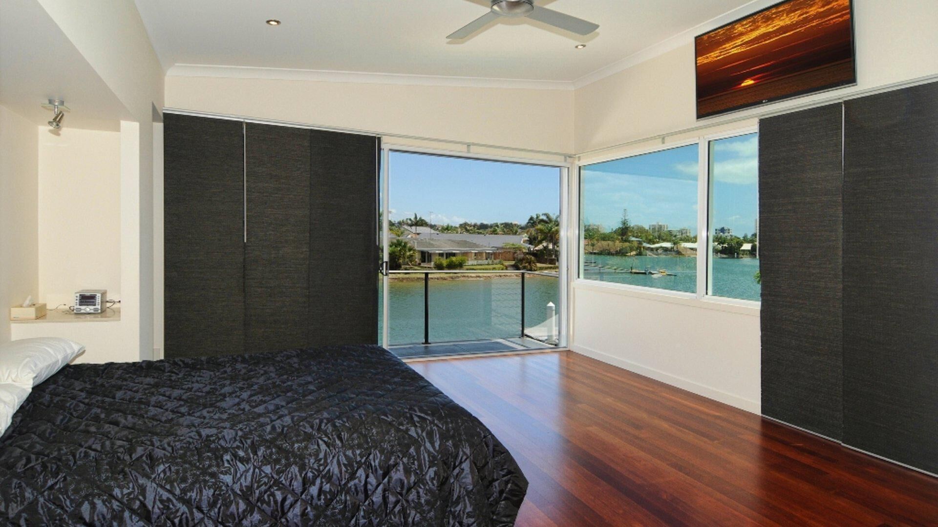 Coorumbong 36 - Six Bedrom Home W/ Pool+ Wifi+ Private Pontoon+ Pool Table and BBQ