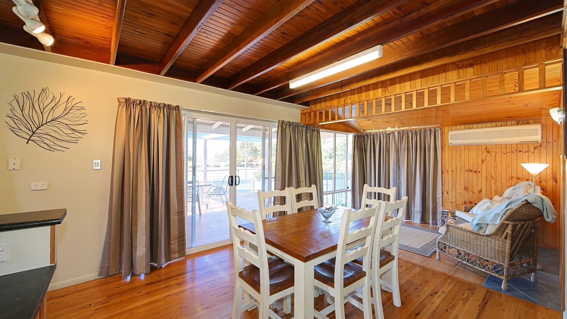 240 WOONGARRA SCENIC DRIVE HOLIDAY HOUSE