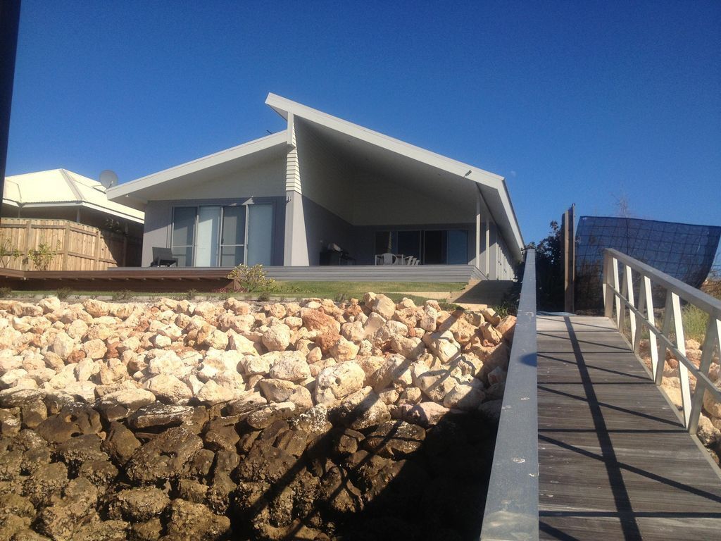 The Carnarvon Luxury Canal Home - Luxurious 4 Bedroom, 3.5 Bathroom Fully Self Contained House