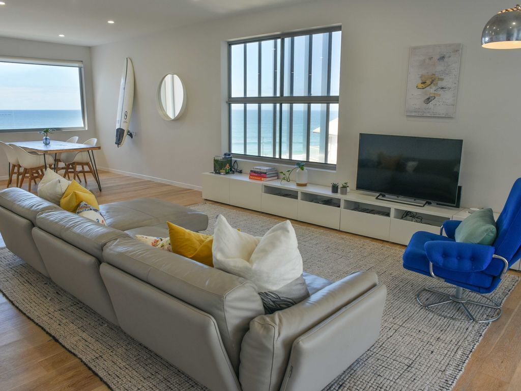 🌴 Spacious living with stunning views Over Kings Beach 🌴1 min to beach cafes and