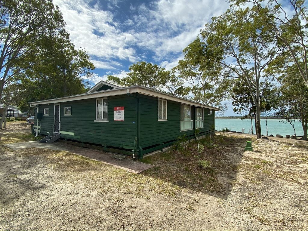 Stafford Hall – Burrum Heads- Riverfront- 3br- Great Views