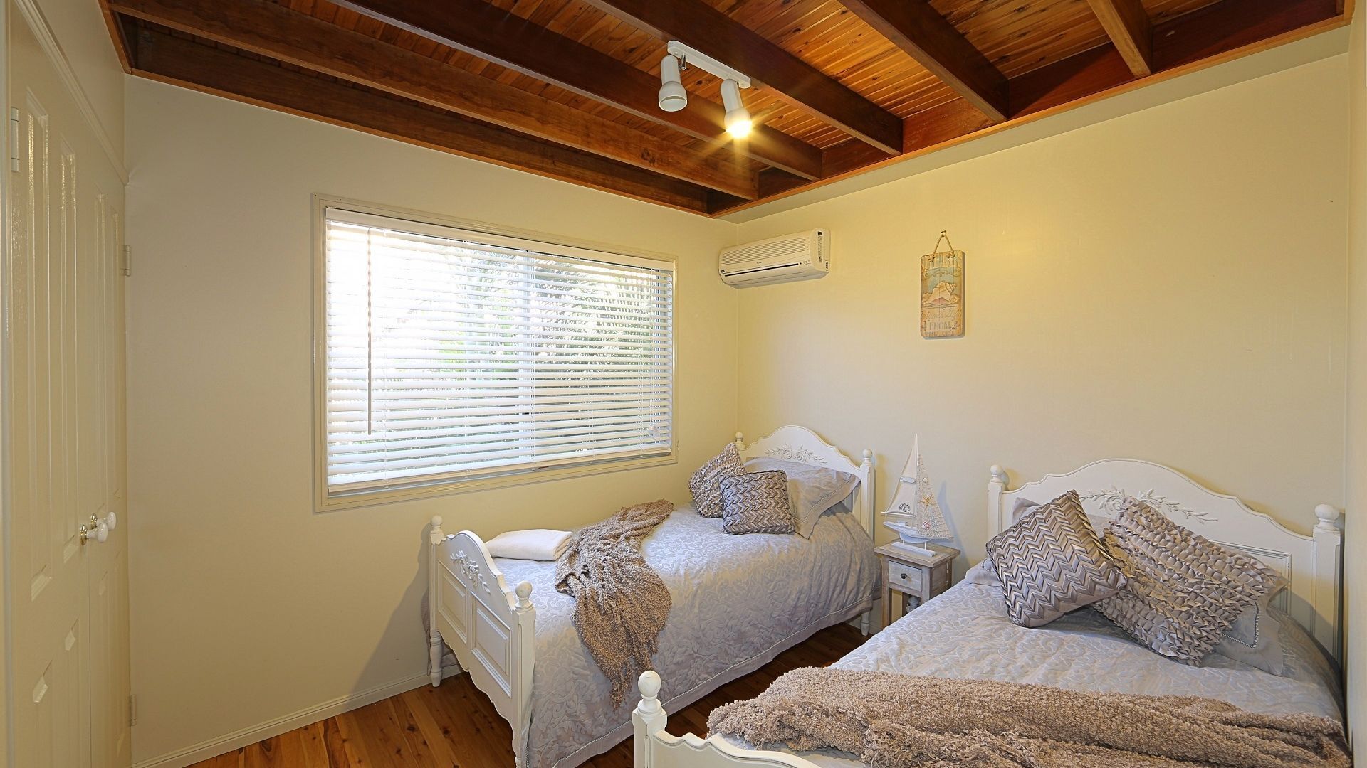 240 WOONGARRA SCENIC DRIVE HOLIDAY HOUSE