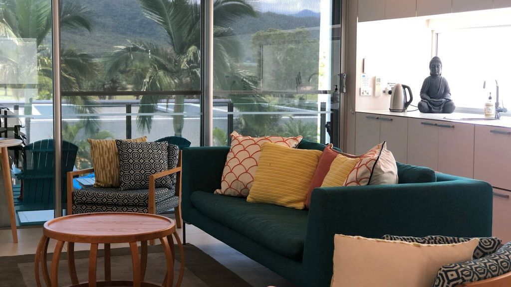 Port Douglas Gem Overlooking one of Port's Largest Swimming Pools