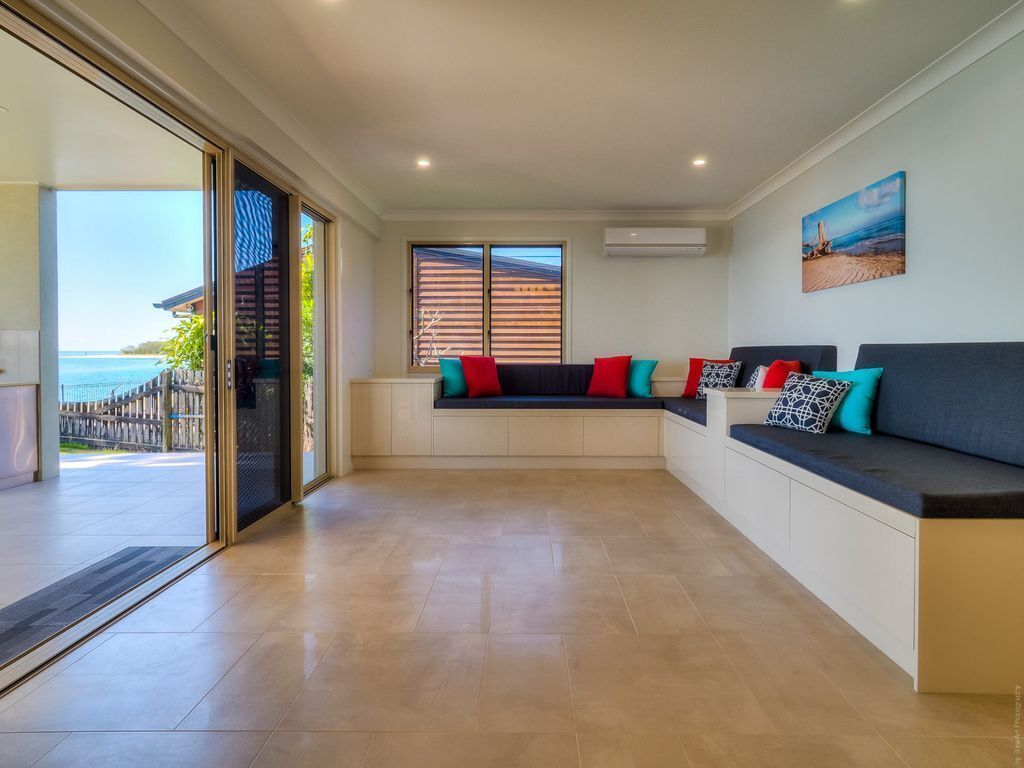 Top Of The Tide - Toogoom- Waterfront- 5br- Aircon- Lift