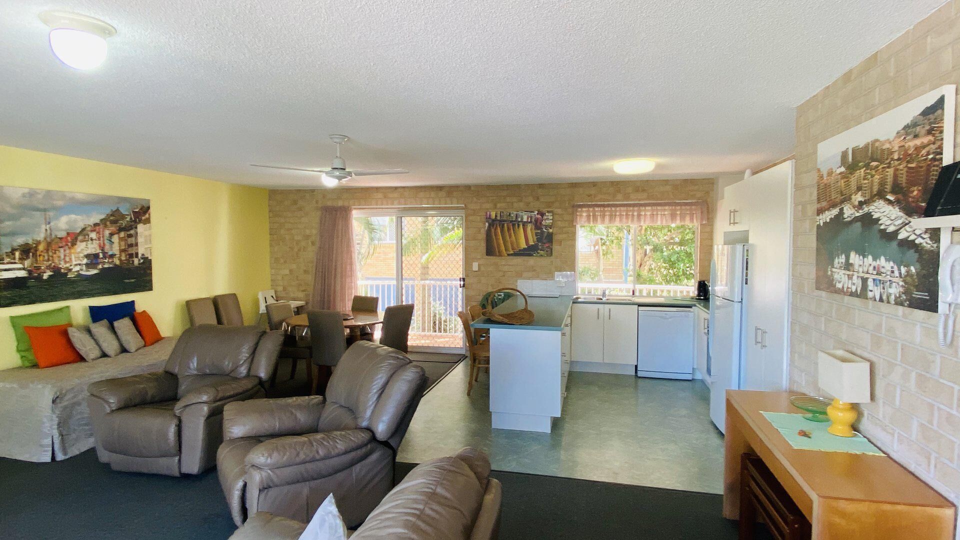 Beachside 2 - Three Bedroom Budget Unit With Wifi Only One Street Away From the Beach!