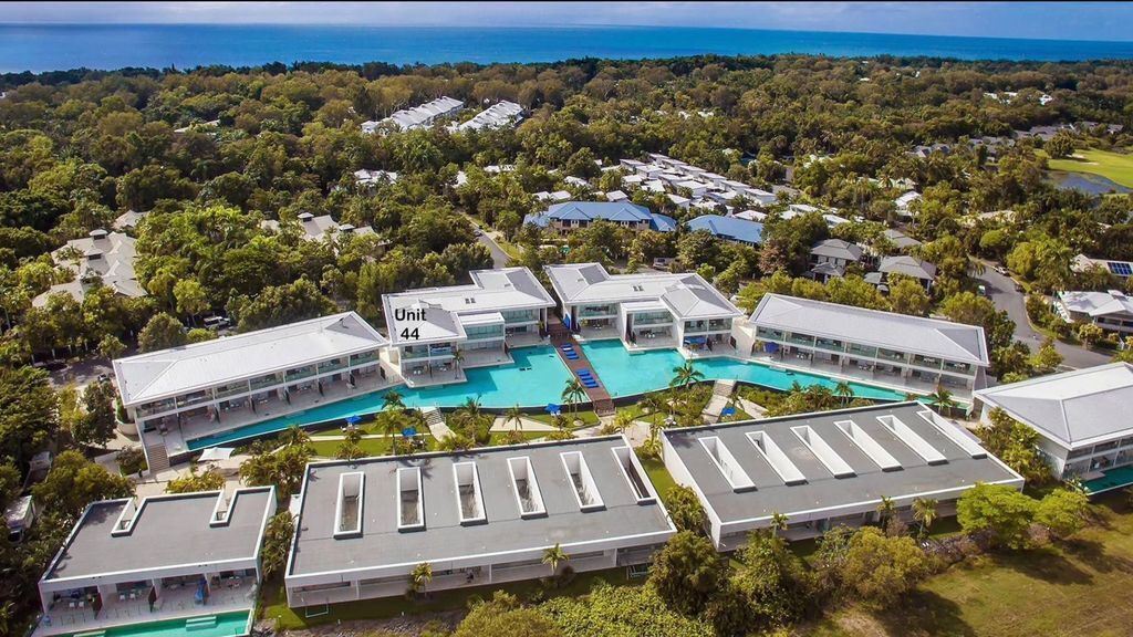 Port Douglas Gem Overlooking one of Port's Largest Swimming Pools