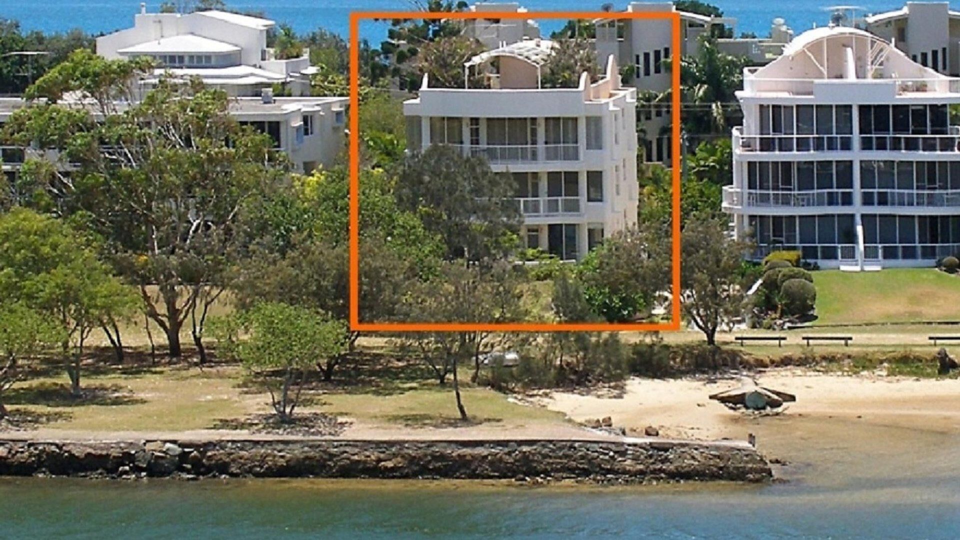 Mariner Cove 1 - Luxurious 2 Bedroom Unit on the Canal and 100 Metres to the Beach