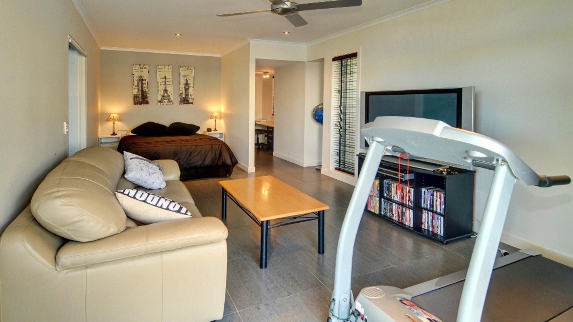 Coorumbong 36 - Six Bedrom Home W/ Pool+ Wifi+ Private Pontoon+ Pool Table and BBQ