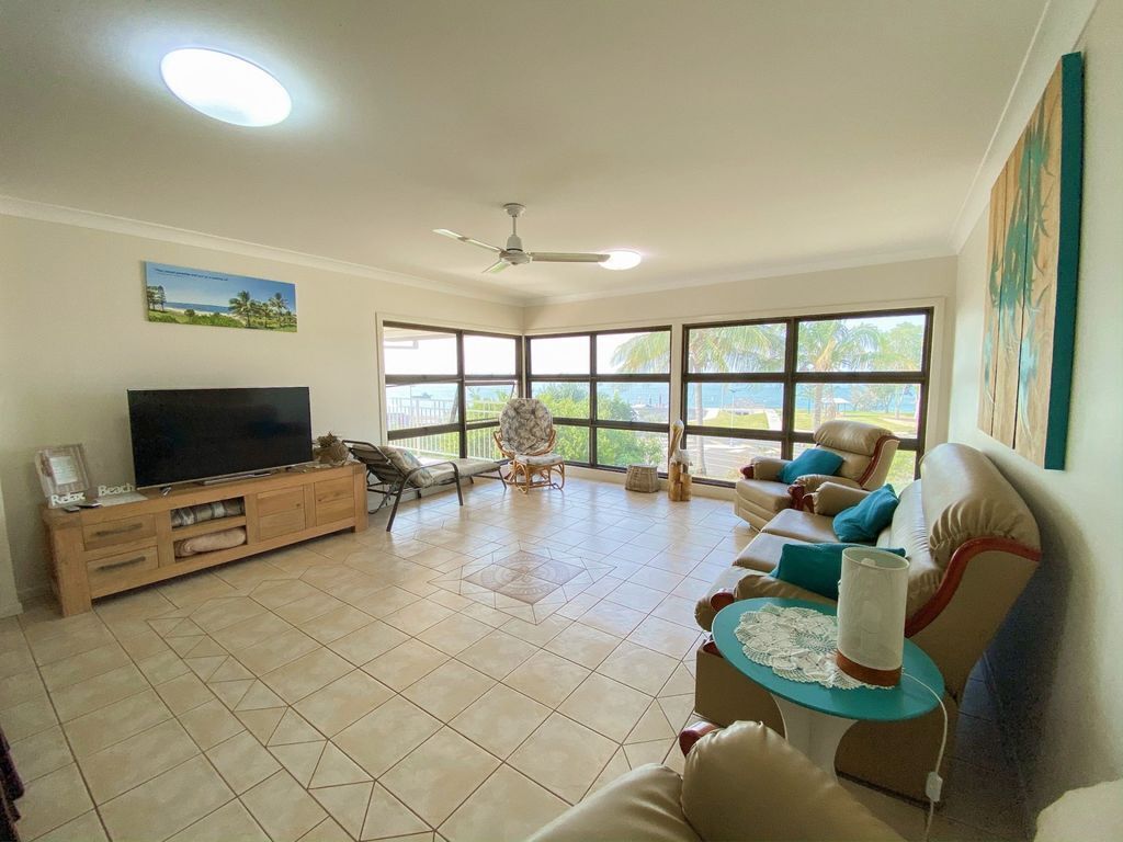 Utopia - Burrum Heads- Riverfront - 5br- Aircon- Pets Welcome