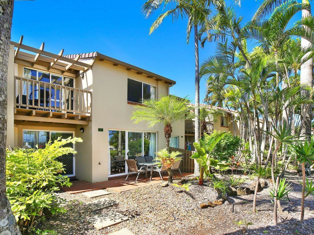 Resort Style – The Oasis Resort Villa 7, 2 Landsborough Pde