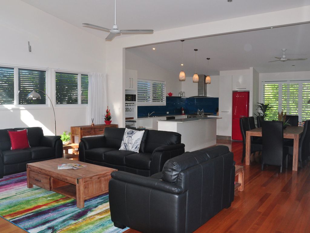 10 Double Island Drive - Modern Family Home, Centrally Located, Swimming Pool & Outdoor Area