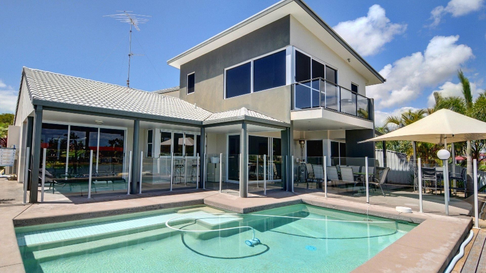 Coorumbong 36 – Six Bedrom Home W/ Pool+ Wifi+ Private Pontoon+ Pool Table and BBQ