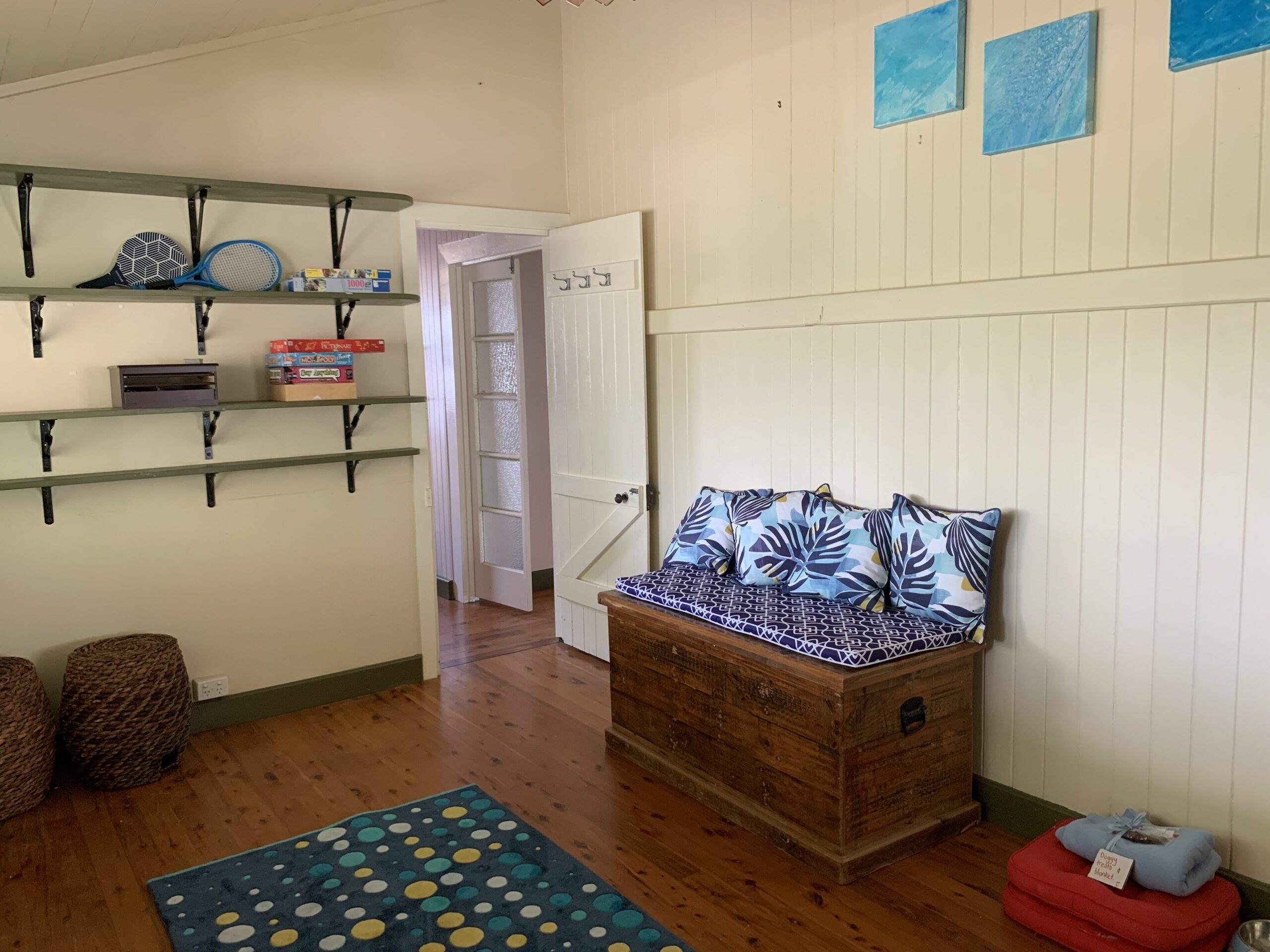 Family Home  - Pets welcome .  15km to Australia Zoo, 20km to amazing beaches.