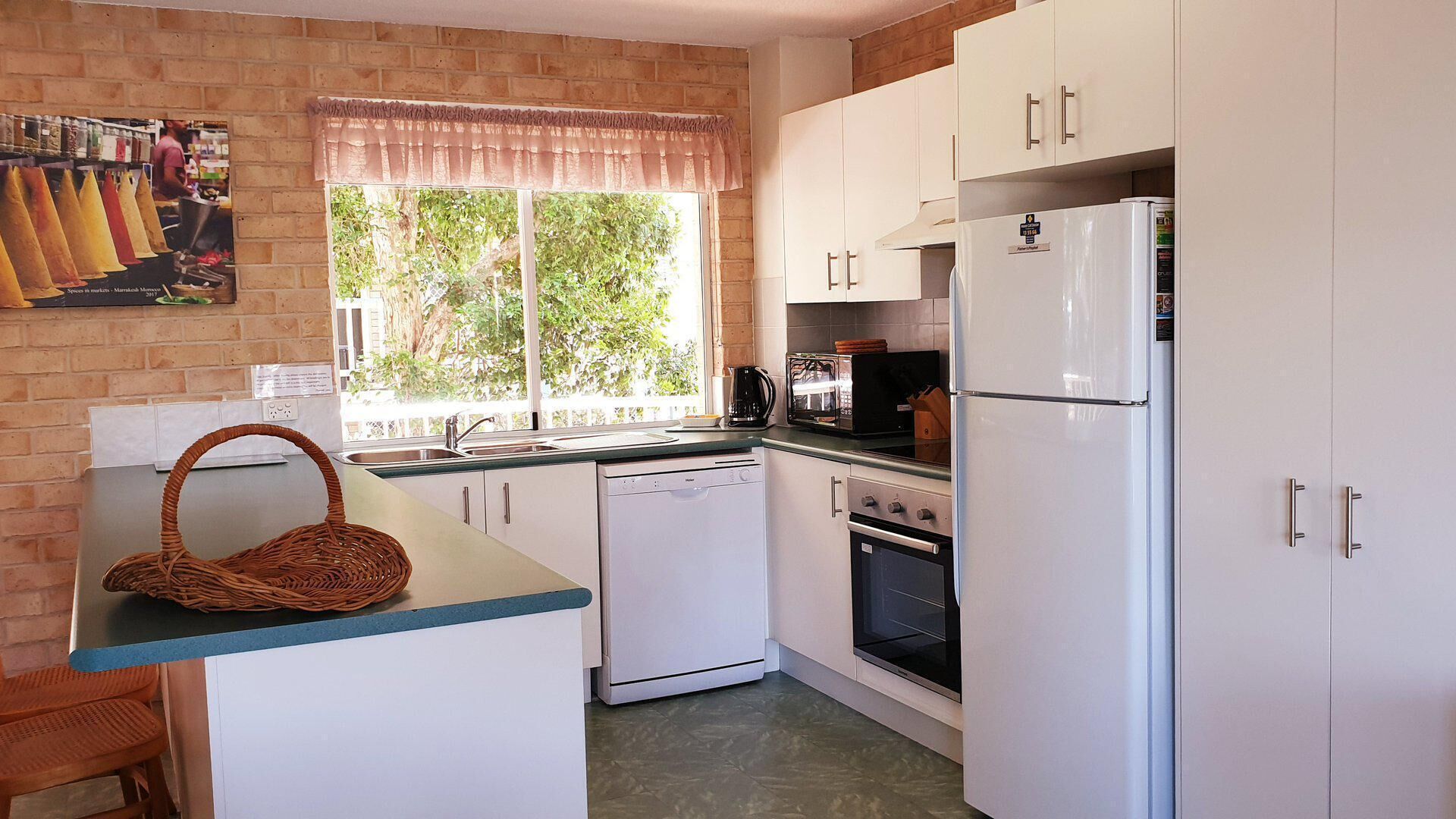 Beachside 2 - Three Bedroom Budget Unit With Wifi Only One Street Away From the Beach!