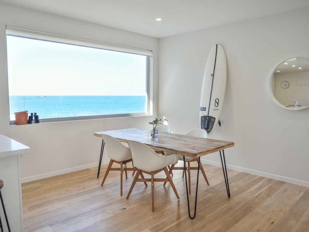 🌴 Spacious living with stunning views Over Kings Beach 🌴1 min to beach cafes and
