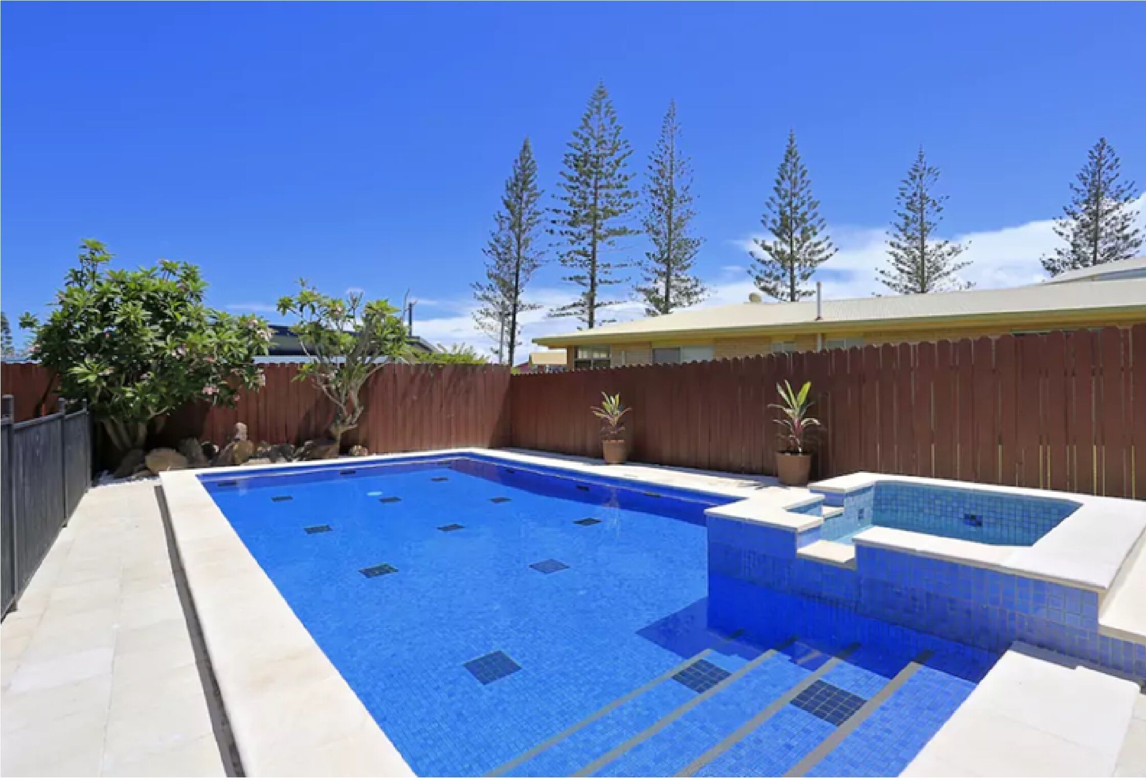 Absolute ocean front, dual living inc stunning pool, pet friendly