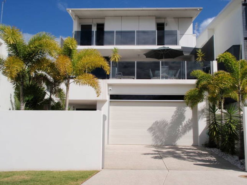 ALEX BEACH HOUSE Sunshine Coast Holiday House Guests: 14