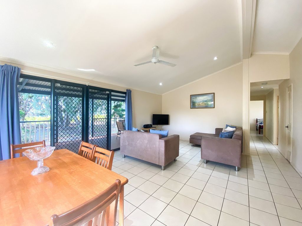 On The Bank - Burrum Heads- Riverfront- 3br- Aircon