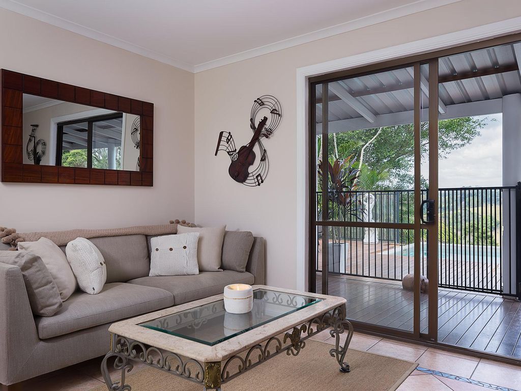 Maleny Holiday House - 4 Bedroom House - 4 Bedroom Self Contained House With 3 Queen Beds Plus 2 Single Beds, Indoor Fire Place, Outdoor Fire pit Plus Private Swimming Pool