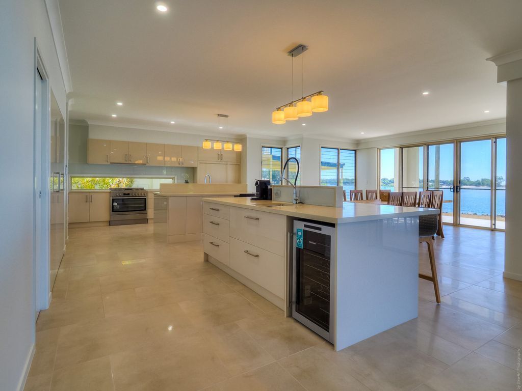 Top Of The Tide - Toogoom- Waterfront- 5br- Aircon- Lift