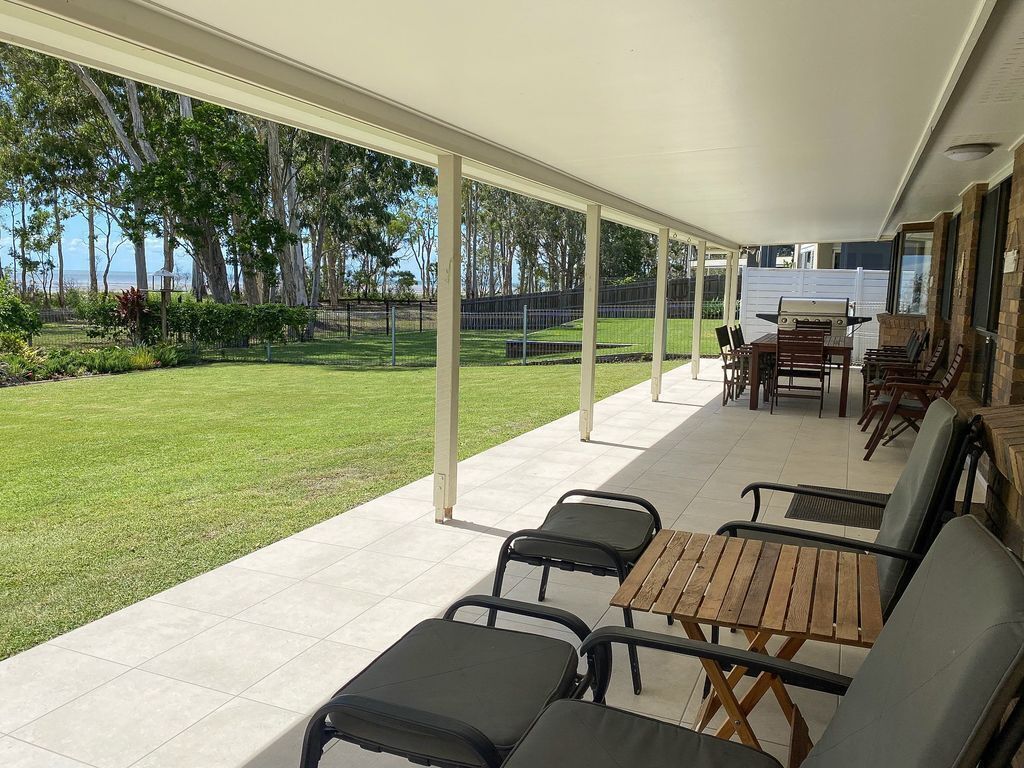 Bay Vista - Burrum Heads- Beachfront- 3 Br-aircon-pets Welcome