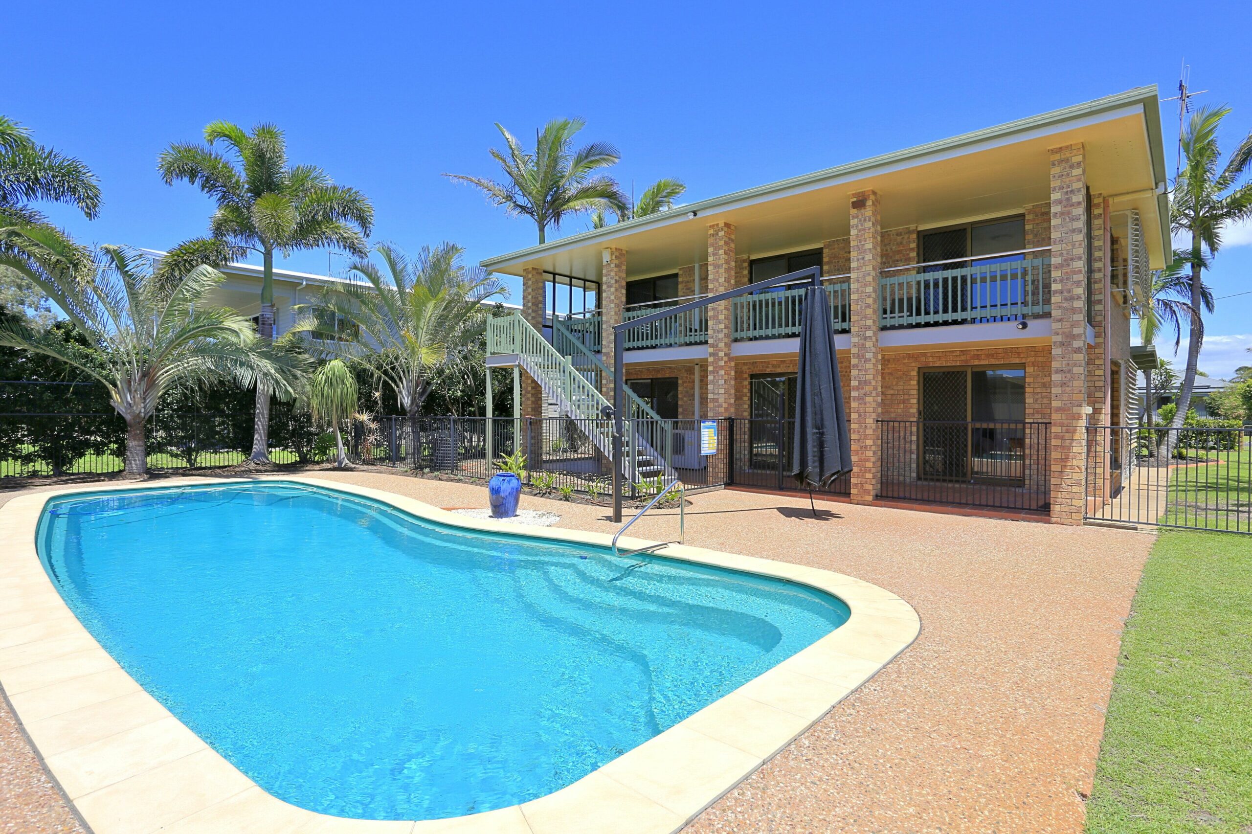 Large 5 bedroom house close to beach with a great pool