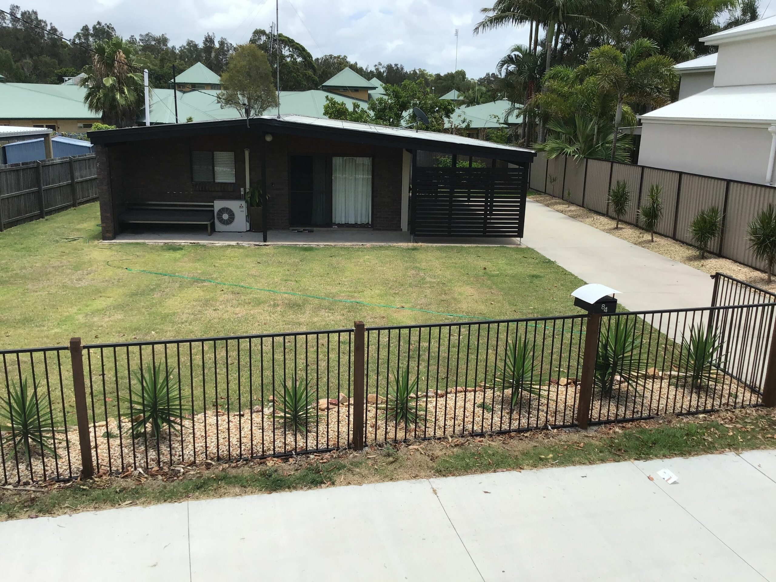 Air conditioned, pet friendly, quiet street, fully fenced, 4min walk to beach.