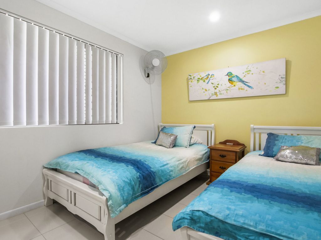 Golden Shores Unit 1, 21 Landsborough Parade