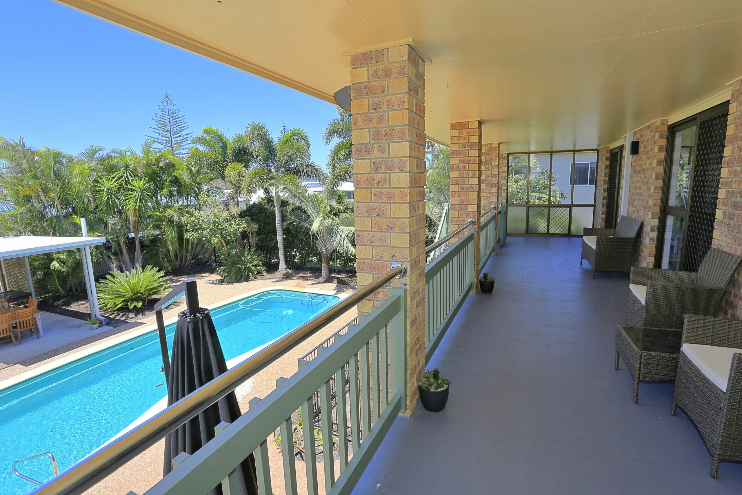 Large 5 bedroom house close to beach with a great pool