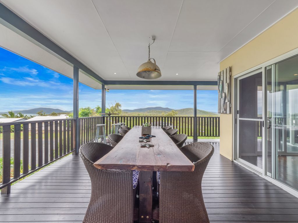 Serene Home in the Peaceful, Private Suburb of Hydeaway Bay