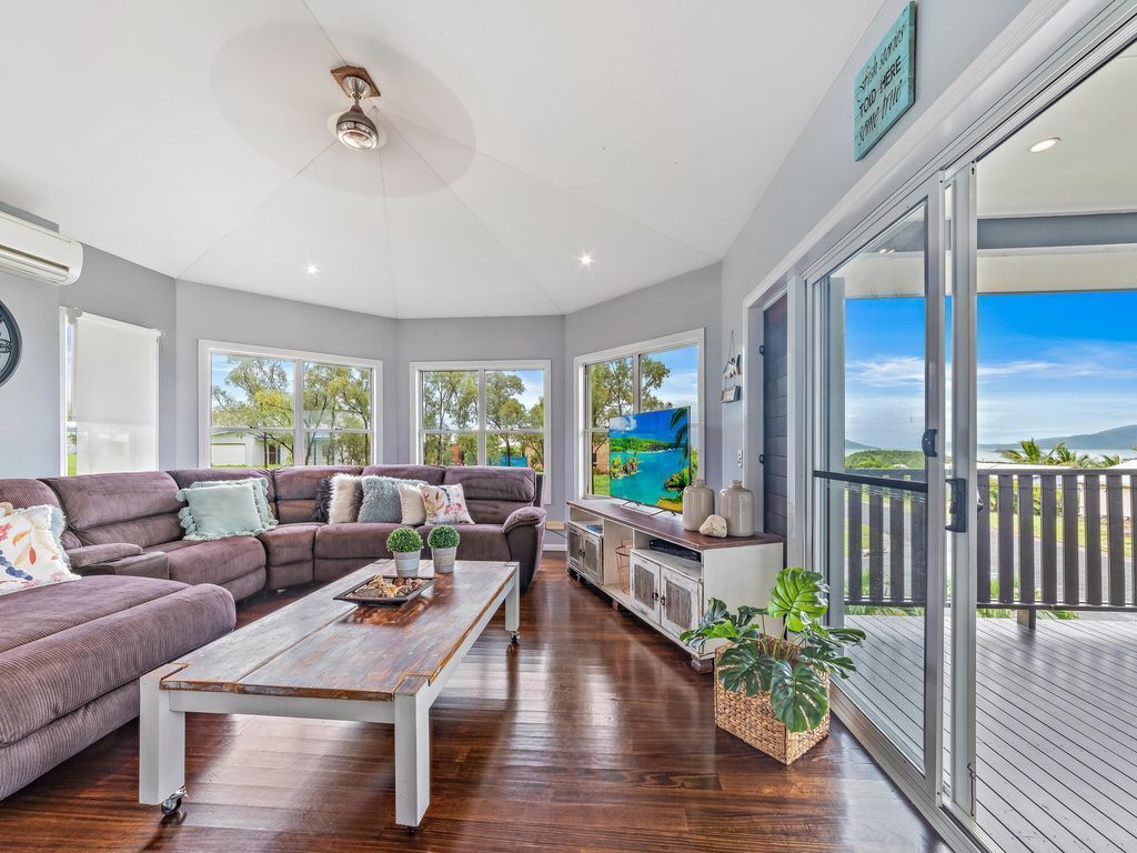 Serene Home in the Peaceful, Private Suburb of Hydeaway Bay