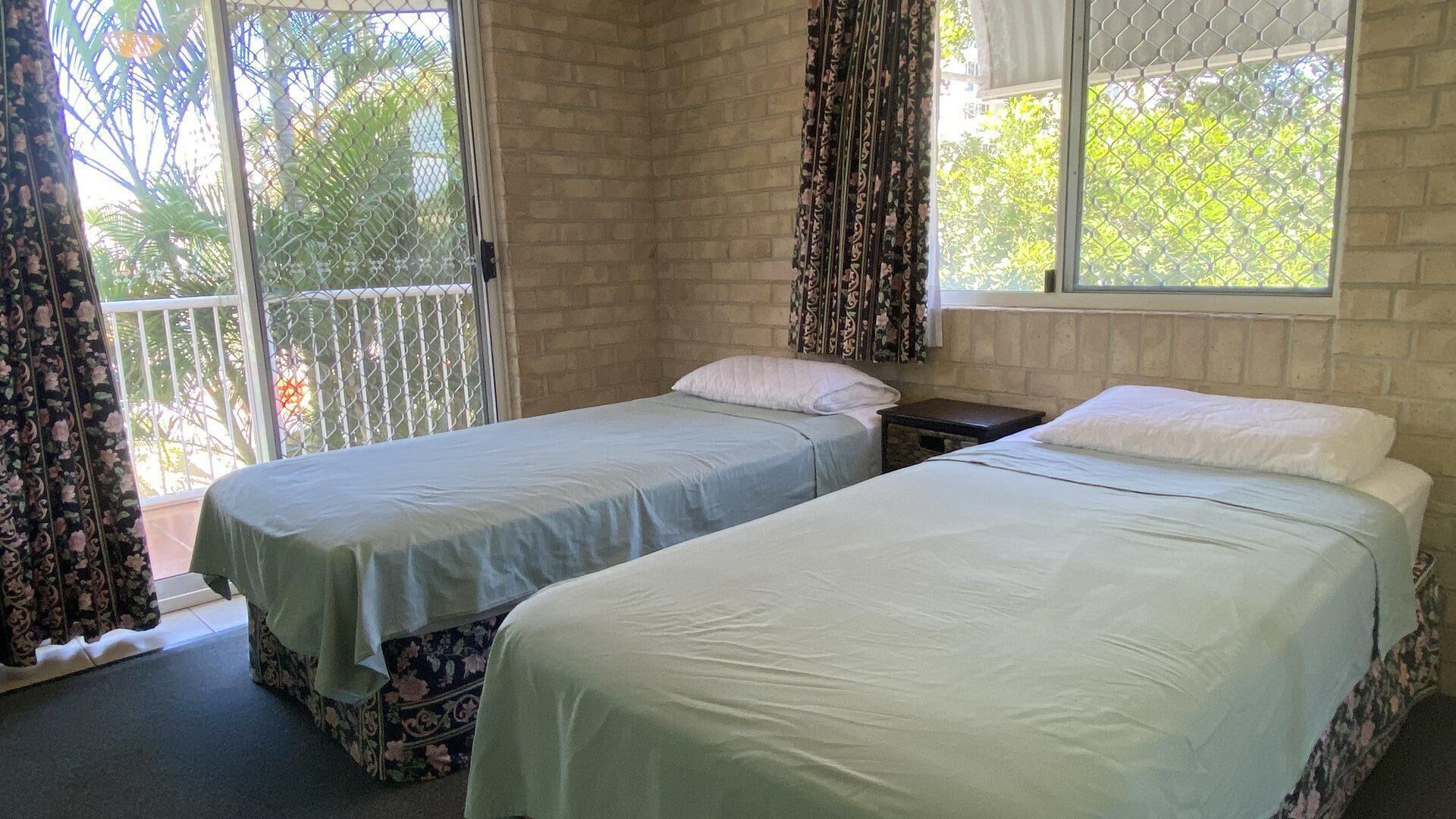 Beachside 2 – Three Bedroom Budget Unit With Wifi Only One Street Away From the Beach!