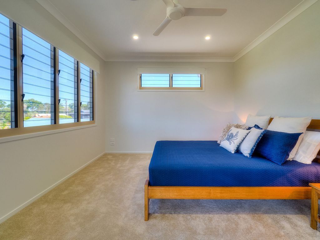 Top Of The Tide - Toogoom- Waterfront- 5br- Aircon- Lift