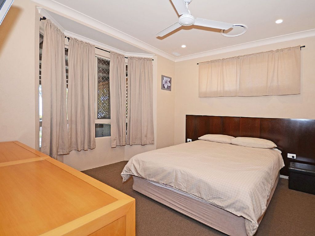 Sand n Sea - Burrum Heads- Beachfront - 4br- Aircon