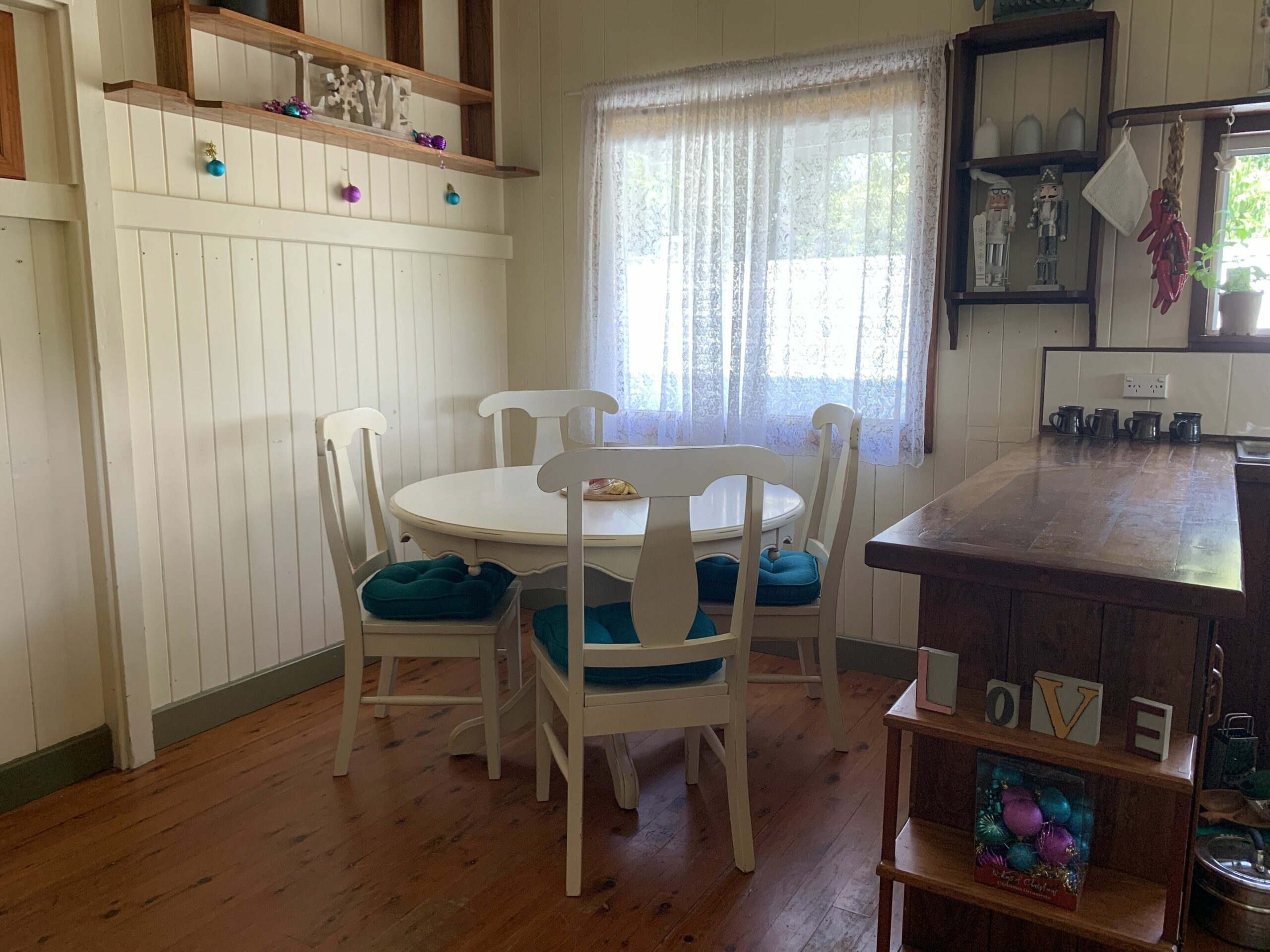 Family Home  - Pets welcome .  15km to Australia Zoo, 20km to amazing beaches.