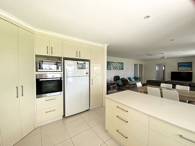 Bay Vista - Burrum Heads- Beachfront- 3 Br-aircon-pets Welcome