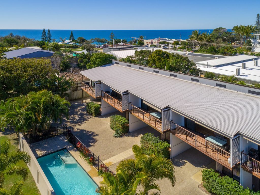 Unit 2 Rainbow Surf - Modern, Double Storey Townhouse With Large Shared Pool, Close to Beach and Shops
